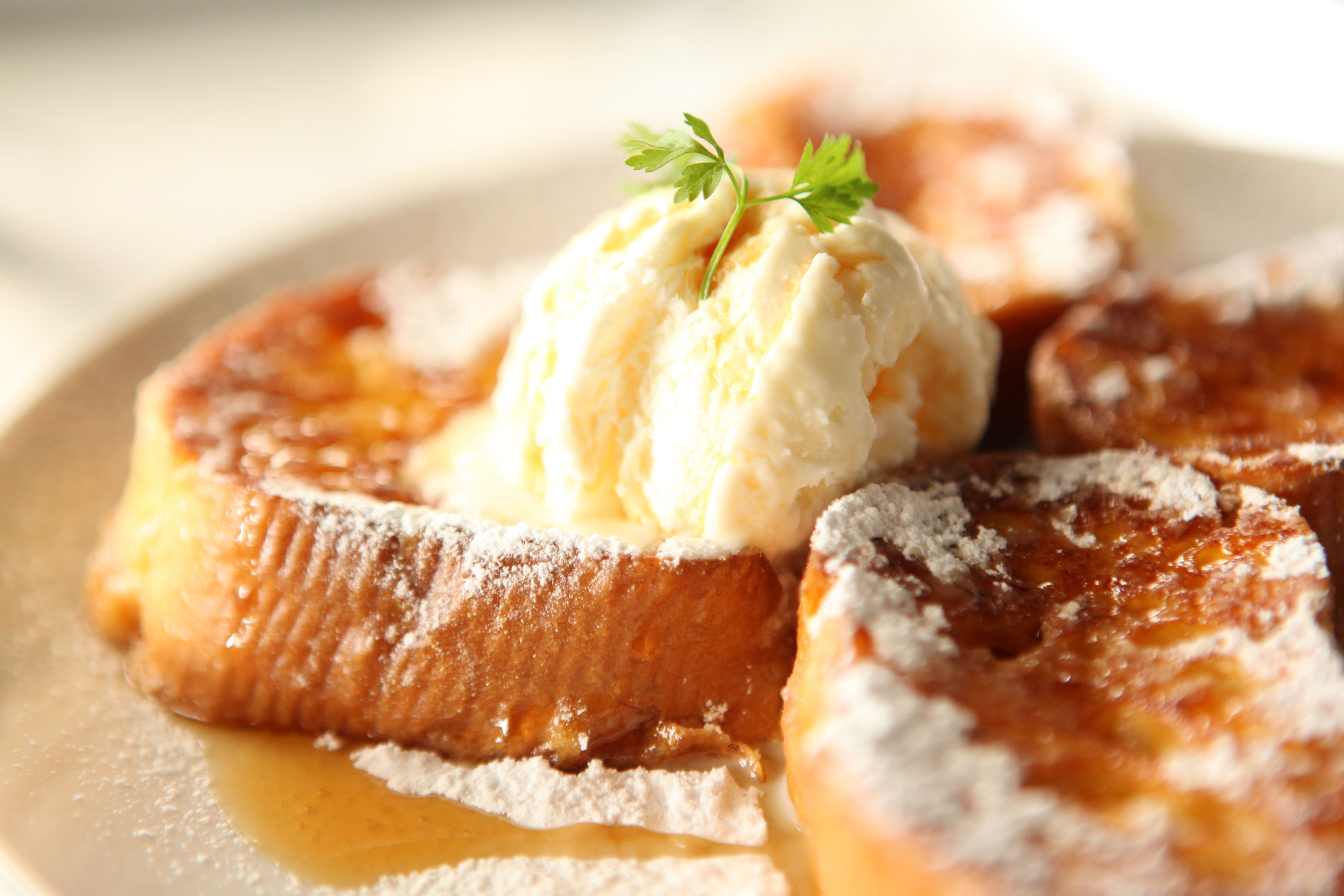 スイーツとアイスが乗ったフレンチトースト